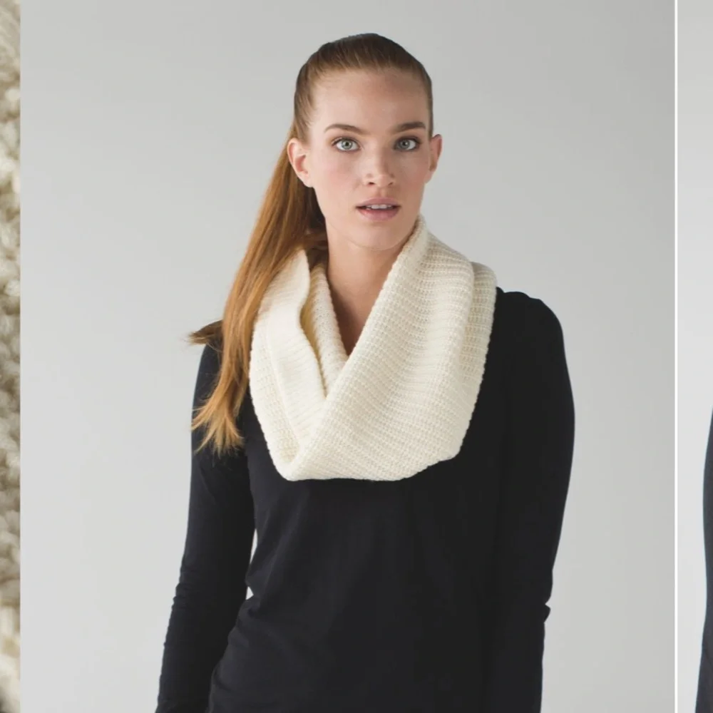 Lululemon Falling Freely Neck Warmer